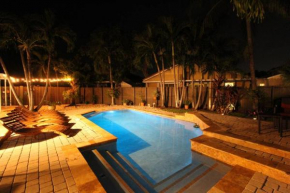 6br/3bath + House plus Guest House + Heated Private Pool + Game room + Sleeps 15 Comfortably + Family Fun, West Miami